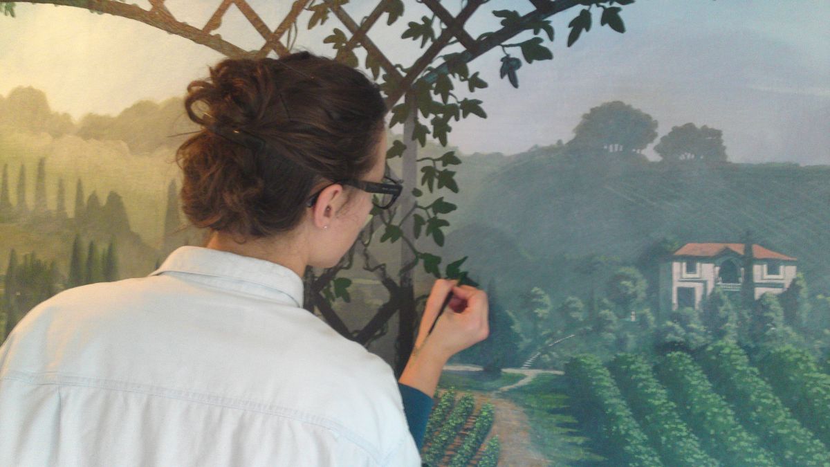 Lola sur les feuillages de premier plan